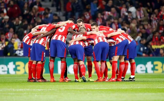 Los jugadores del Atlético hacen piña en el Metropolitano.