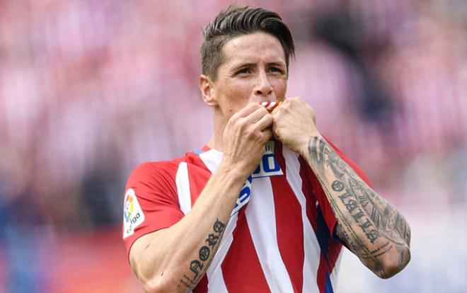 Torres se besa el escudo en el último partido del Calderón.