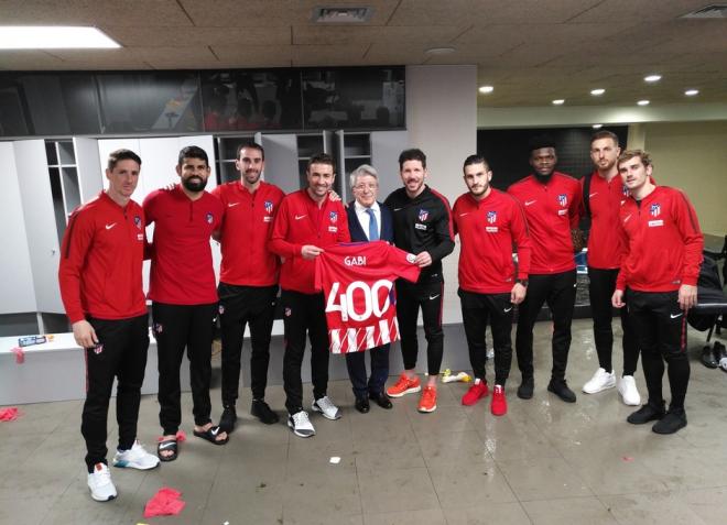 Gabi posó con sus compañeros en el Camp Nou.