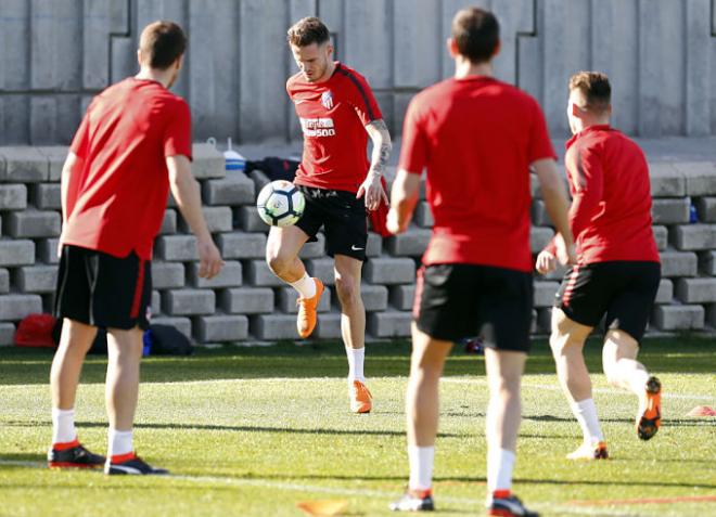 Saúl controla un balón en la sesión del jueves (Foto: ATM).