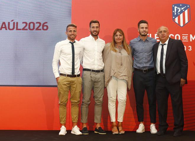 Saúl posa con su familia en el acto de renovación (Foto: ATM).