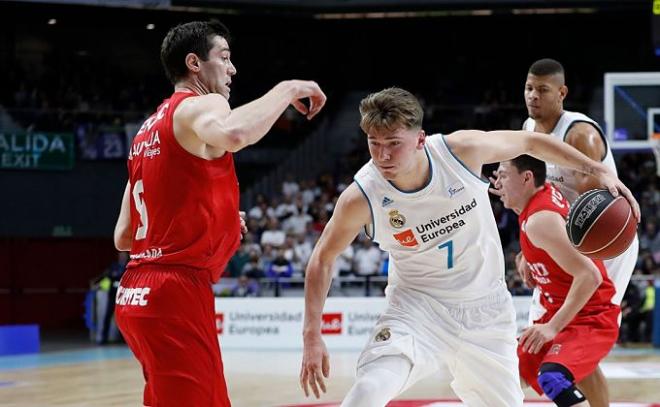 Luka Doncic intenta entrar a canasta.