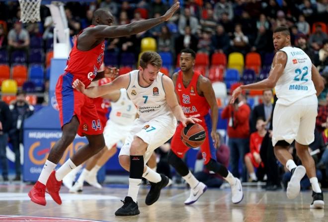 Doncic trata de retener el balón.