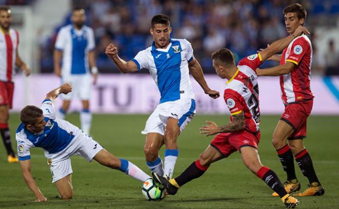 Gabriel y Maffeo pelean un balón.