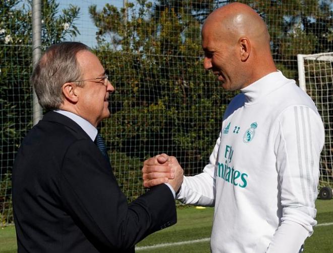 Florentino Pérez saluda a Zidane.