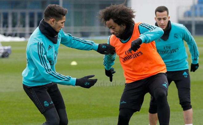 Achraf y Marcelo luchan por un balón.