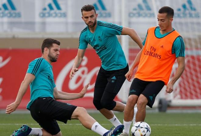 Nacho trata de arrebatarle un balón a Lucas ante la mirada de Mayoral.