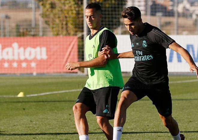 Achraf y Lucas pelean por un balón.