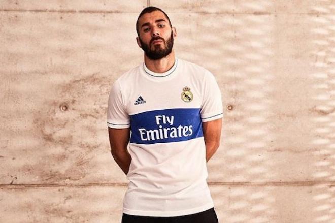 Benzema posa con la nueva camiseta.