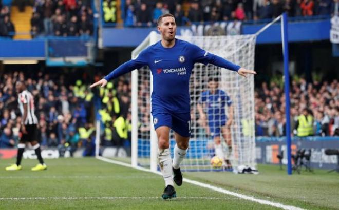 Hazard festeja un gol con el Chelsea.