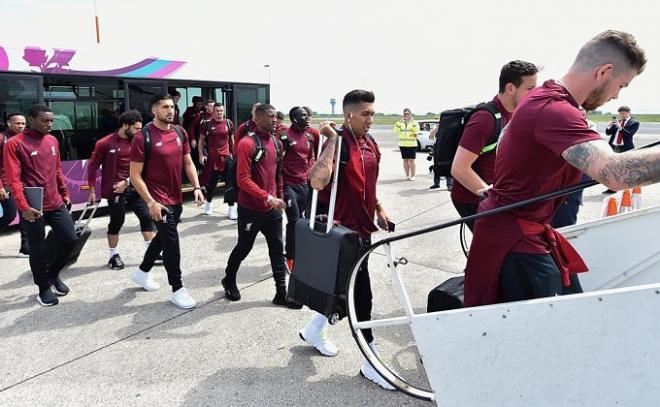 Los jugadores del Liverpool se suben al avión que los llevará a Kiev.