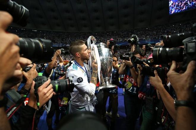 Ramos besa al trofeo.