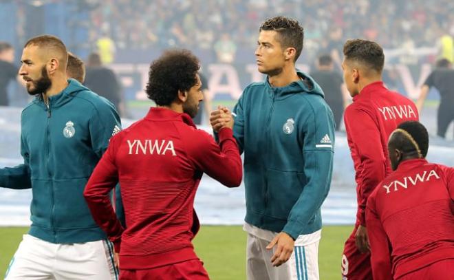 Salah y Cristiano se saludan antes del partido.
