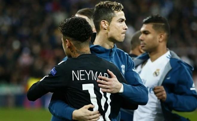 Neymar y Cristiano se saludan tras el partido de Champions.