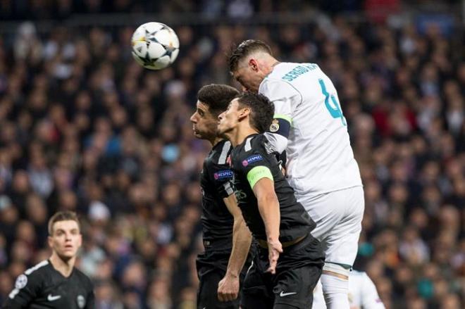 Sergio Ramos cabecea un balón.