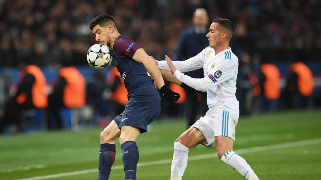 Yuri y Lucas Vázquez pelean por un balón.