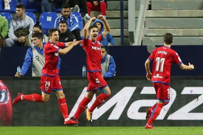 Guillermo celebra con sus compañeros el gol anotado en el Santiago Bernabéu.