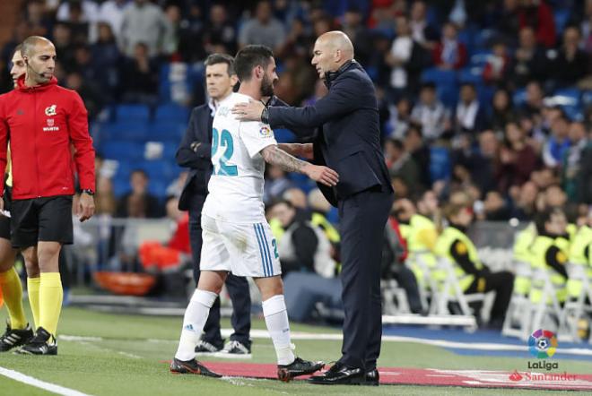 Zidane saluda a Isco tras su sustitución.