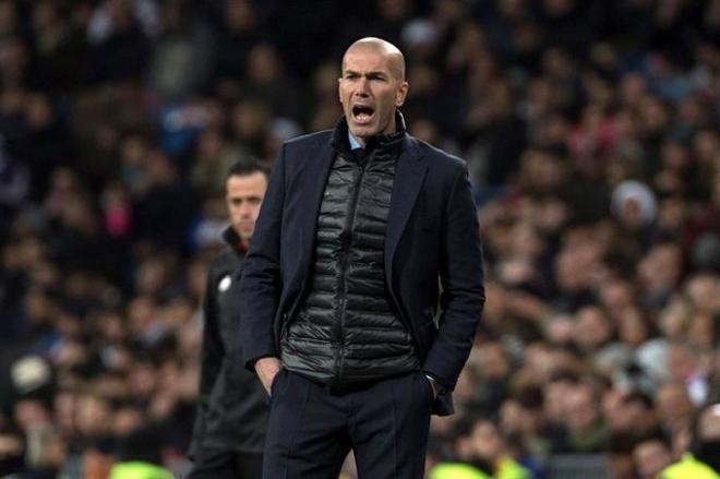 Zidane da instrucciones a los suyos ante el Girona (Foto: EFE).