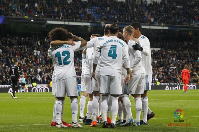 Los jugadores del Real Madrid celebran el gol de Lucas Vázquez.