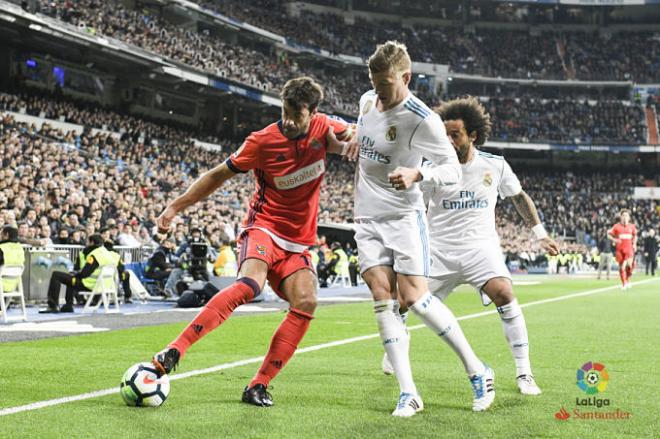Estadio Santiago Bernabéu.Xabi Prieto protege el balón ante Kroos.
