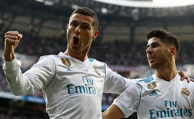 Asensio celebra con Cristiano un gol del Real Madrid.