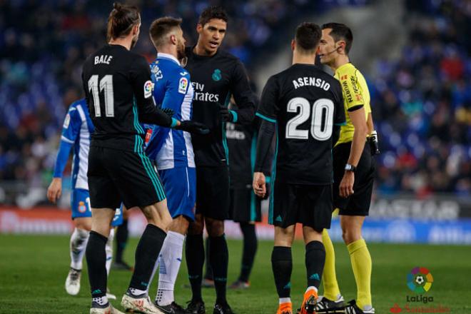 Bale, Varane y Asensio, con David López (Foto: LaLiga).