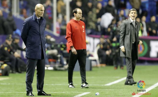 Zidane, en la banda del Ciutat (Foto: LaLiga).