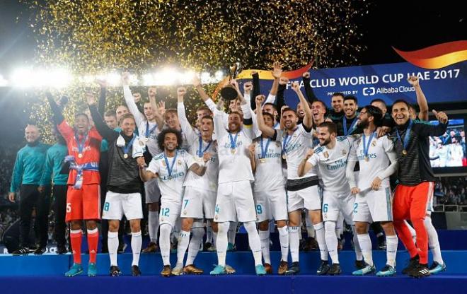 El Real Madrid alza el trofeo en la última edición.