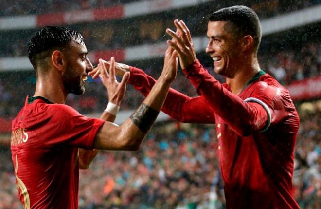 Cristiano y Fernandes, celebran uno de los goles de Portugal.