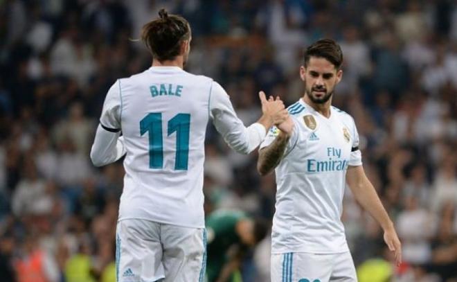 Isco y Bale se saludan tras un gol.