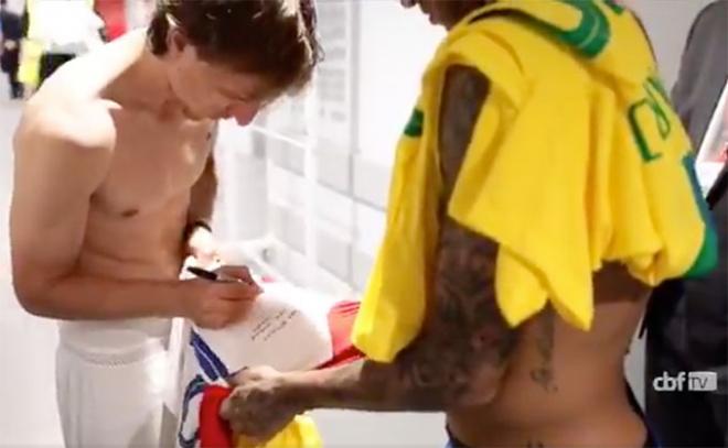 Modric le firma la camiseta a Neymar.