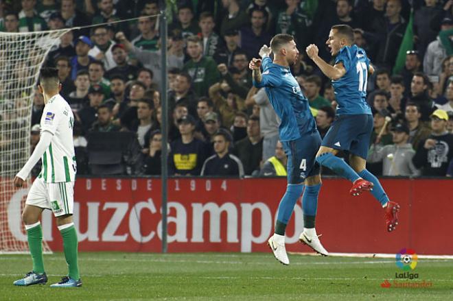 Sergio Ramos celebra su gol con Lucas Vázquez.