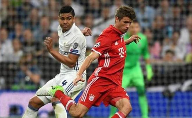 Müller y Casemiro, en el duelo del pasado curso.