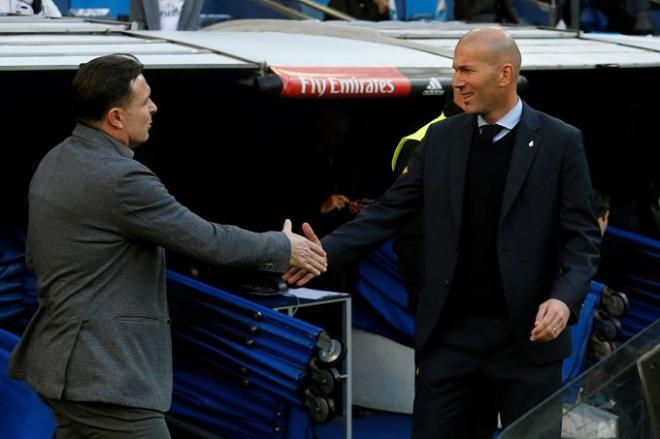 Zidane saluda a Parralo antes de que comience el partido.