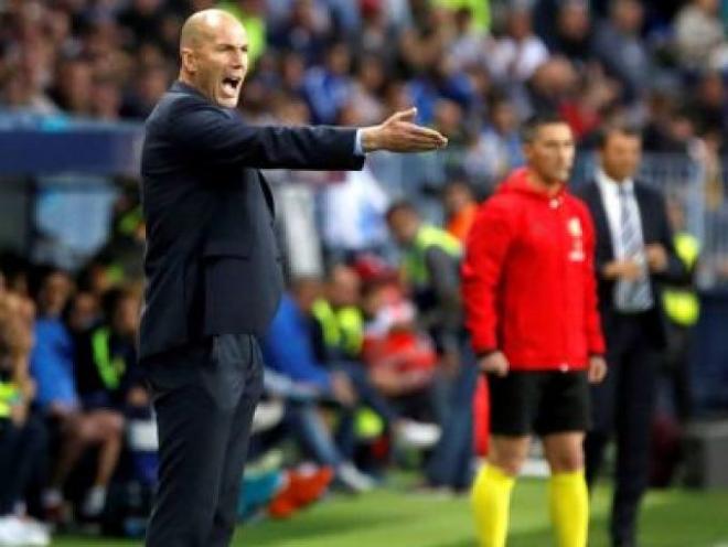 Zidane dirige a su equipo en La Rosaleda.