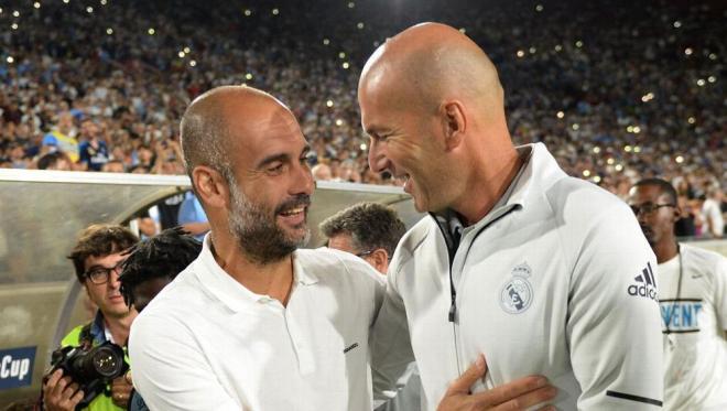 Zidane y Guardiola se saludan en un amistoso de pretemporada.