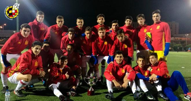 Los jugadores de la sub 18, con el trofeo.