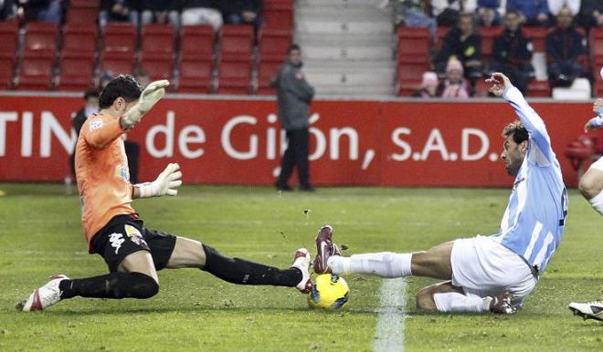 Van Nistelrooy, en el último partido del Málaga en Gijón.