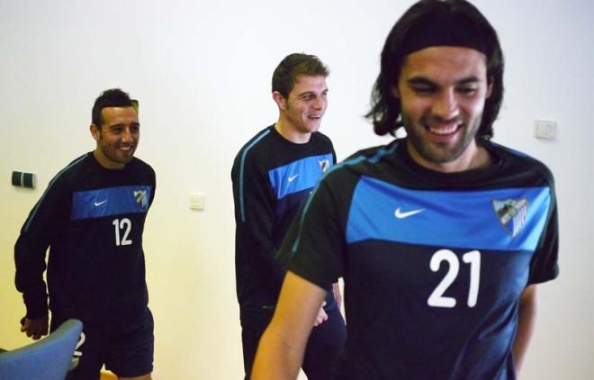 Cazorla, Joaquín y Sergio Sánchez sonríen tras un entrenamiento del Málaga.