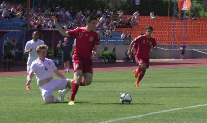 Kuki, de fondo, durante el España-Inglaterra Sub-17.