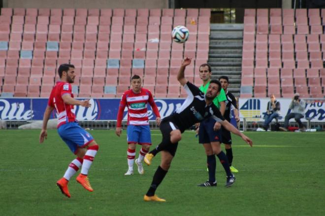 Iosu Villar, tratando de domar el balón.