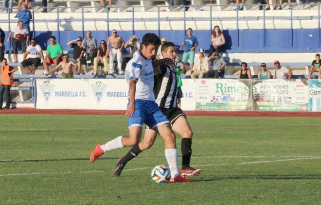 Alberto Quiles en el momento de marcar el gol del triunfo.