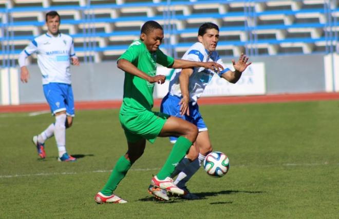 Sergio Narváez, con el central visitante Owana.