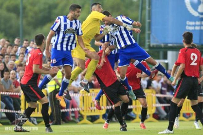 Javi Muñoz, en una acción dividida en su área.