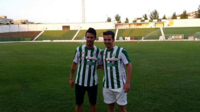 Juanillo, a la izquierda, con su nueva camiseta.