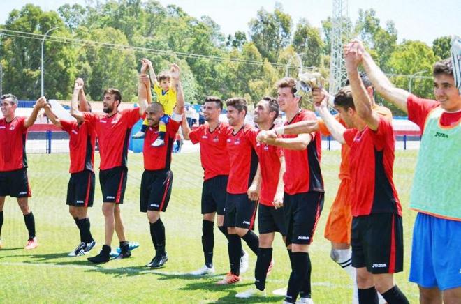 Los jugadores celebrando la clasificación. / @UdSanPedro