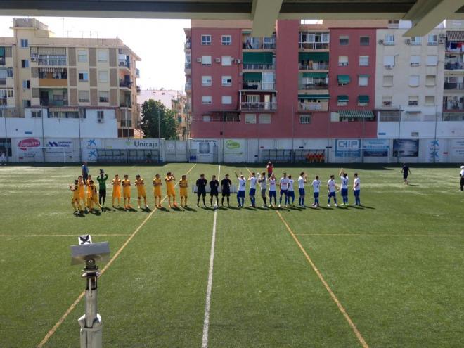 Imagen del inicio del partido entre El Palo y el UCAM.