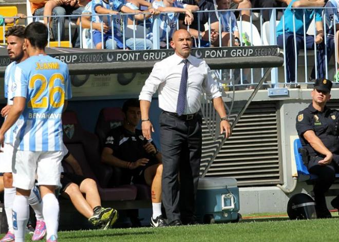 Jémez, en su banquillo de La Rosaleda.