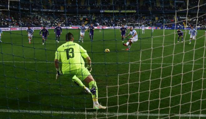 Instante del lanzamiento del penalti que Casilla para a Amrabat.